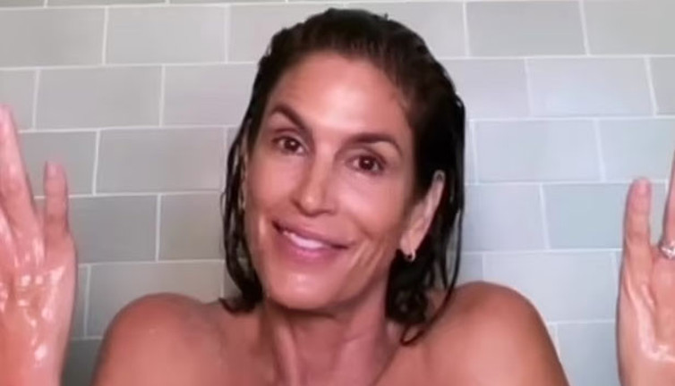 Cindy Crawford güzellik ürününü tanıtmak için soyunup duşa girdi