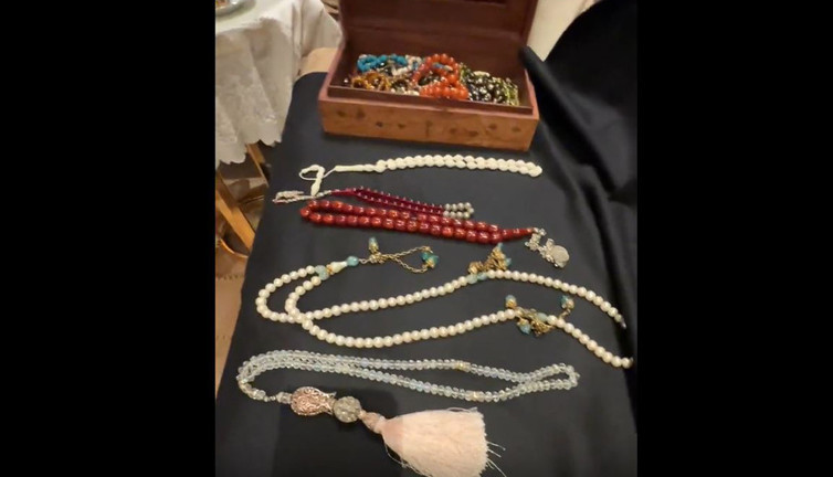 2. Abdülhamid’in torunu Orhan Osmanoğlu Şapka ve tespihleri satışa çıkardı. “Hepsi birer hazine”