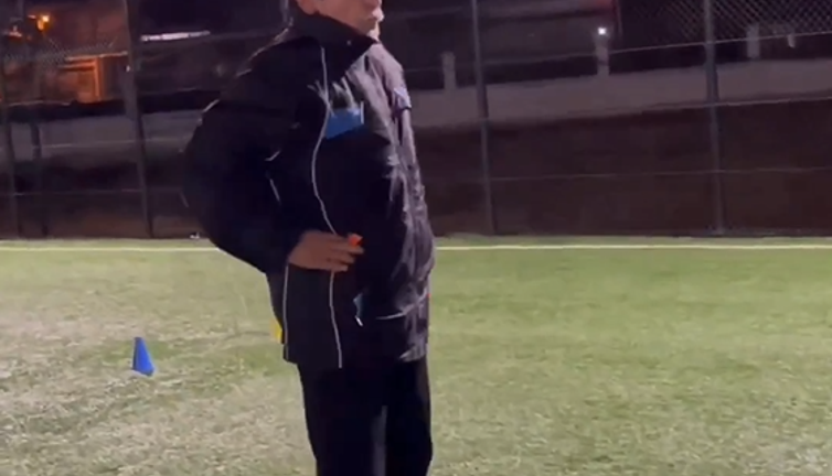 Mardinli Guardiola idmanda talimat verdi ortalık yıkıldı: Bak beyler böyle böyle böyle değil. Böyle kalçadan gidip geleceksin. Bu bu.