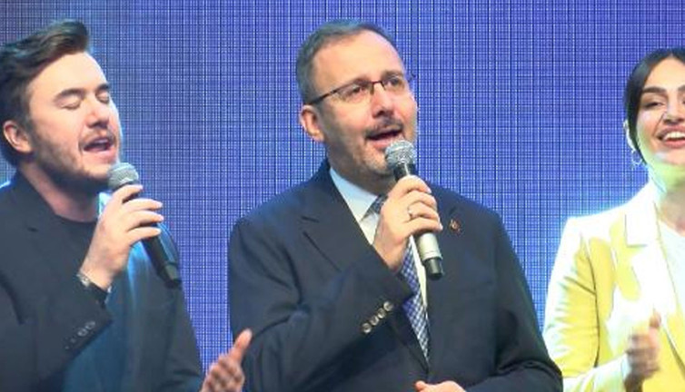 Tarikat müridi Ceceli Bakan Kasapoğlu'yla şarkı söyledi