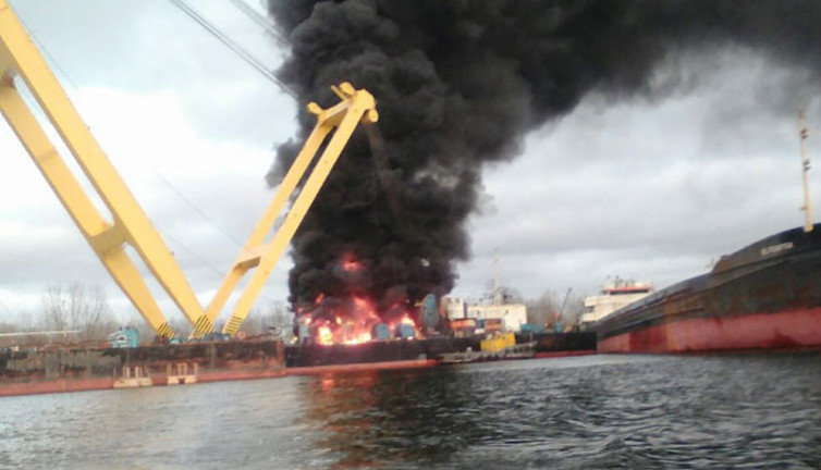 Flaş... Flaş... Ukrayna'da Türk bayraklı yüzer vinç vuruldu