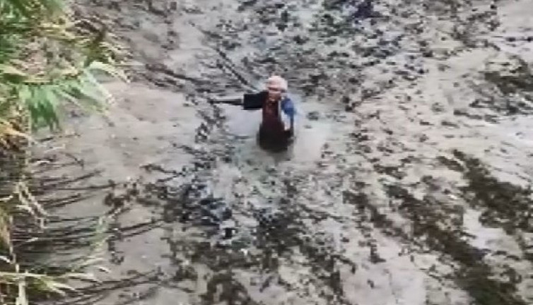 Balık yakalarken, çamura saplandı