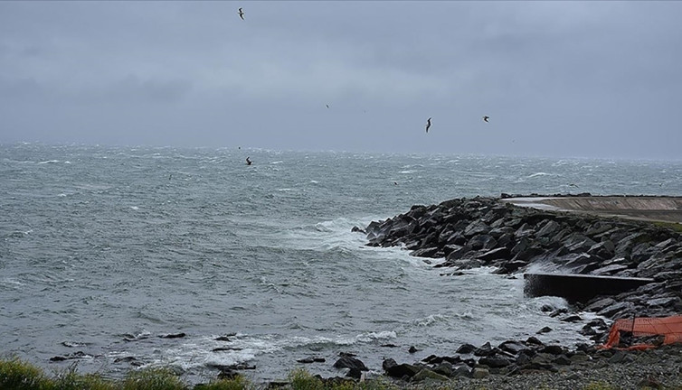 Batı Karadeniz'de sağanak ve fırtına etkili oluyor
