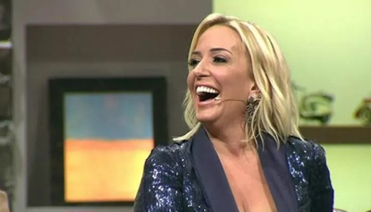 Üniversitede Saba Tümer izdihamı. Ünlü sunucuyu izlemek için binlerce genç sıraya girdi