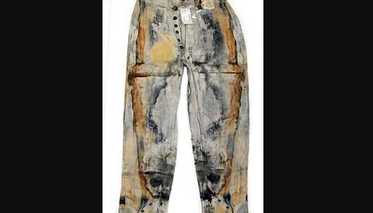 Altına hücum dönemin kot pantolonu rekor fiyatla satıldı