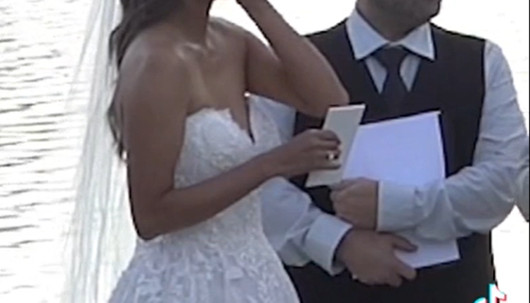 Kır düğününde ayı geyiği boğarak öldürdü. Gelin, damat ve davetliler korkudan dondu