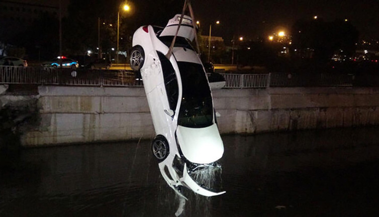 Otomobil çaya uçtu! Kırgız uyruklu kadın öldü, 3 kişi yaralandı