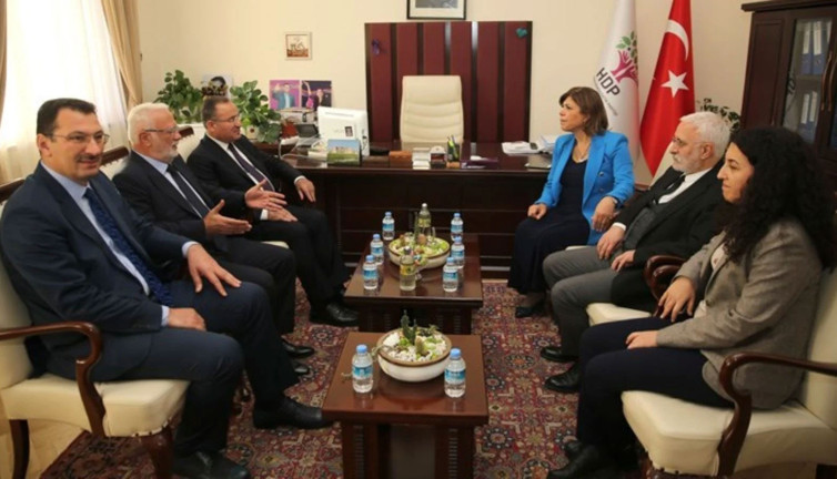 Selvi’den al haberi. AKP terörist dediği HDP ile bir kez daha görüşecek