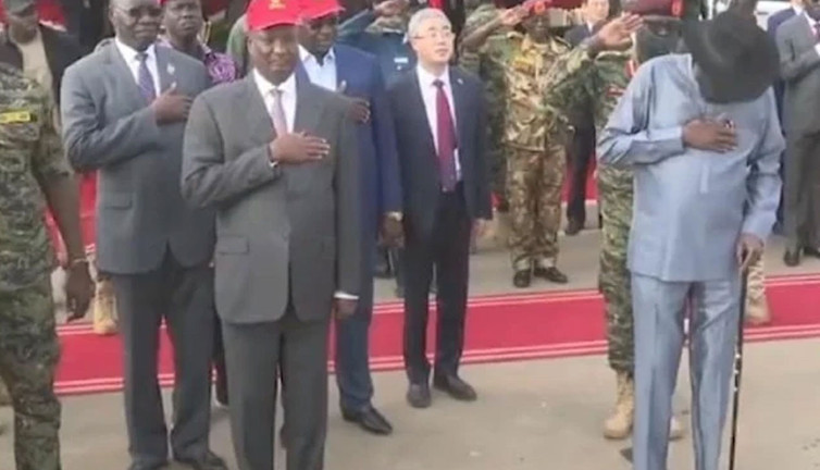 Devlet Başkanı tören sırasında tuvaletini tutamadı