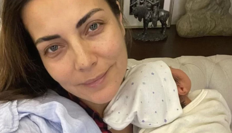 Burcu Kara, 9 günlük bebeğinin fotoğrafını paylaştı