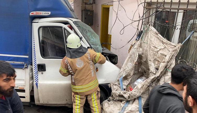 Direksiyon hakimiyetini kaybedince bina duvarına girdi