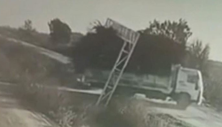 Kamyon tek hamleyle köy yolunu değiştirdi