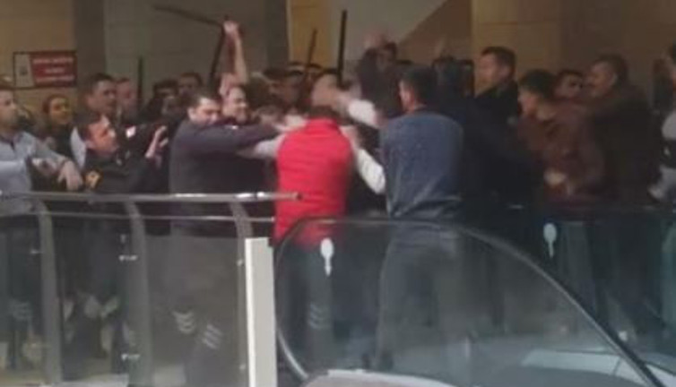Güvenlik görevlilerinin copunu kapan güvenlikçilere saldırdılar