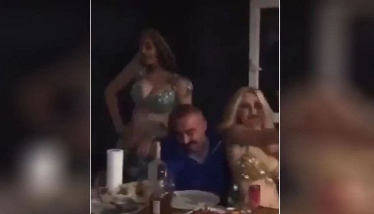 Dansözle eğlencesi ortaya çıkan AKP’li başkan istifa etti