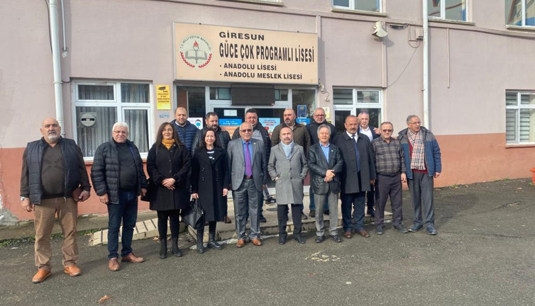 İYİ Parti'den sürgün edilen öğretmene destek ziyareti