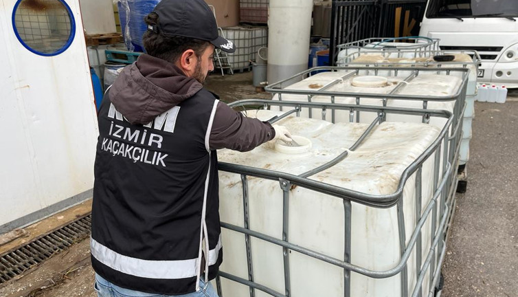 İzmir'de 12 bin litre 'sahte etil alkol' ele geçirildi 5 tutuklama