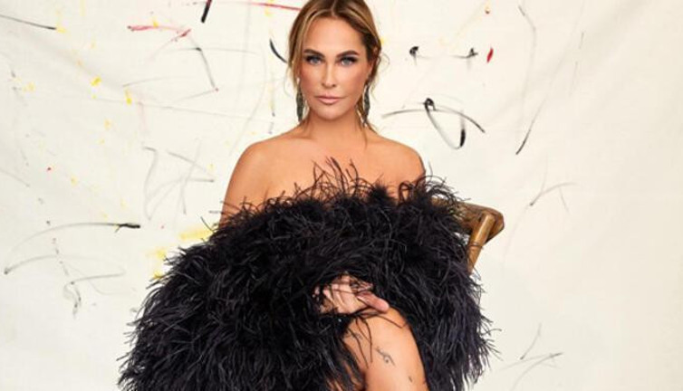 Hülya Avşar bu sefer duştan çıkıp paylaşım yaptı. Her yaptığı olay oluyor