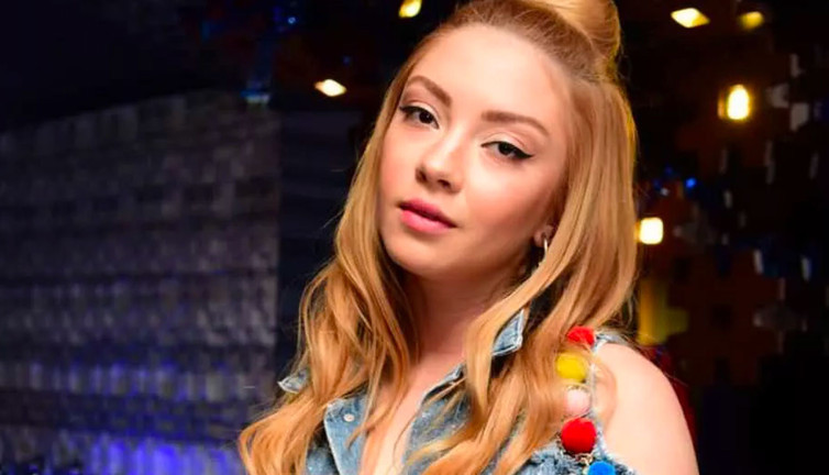 Ece Seçkin’den korona aşısı itirafı. Uğur Şahin’e sert tepki gösterdi