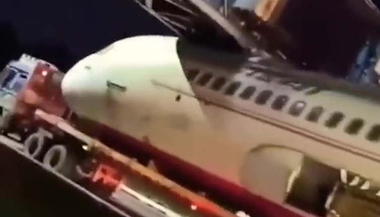 Akıl almaz olay. Hep kamyon sıkışmalarını duyardık ama bu kez üst geçide uçak sıkıştı