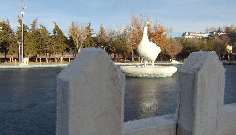 Bir ilimiz dondu. Her yer buz tuttu