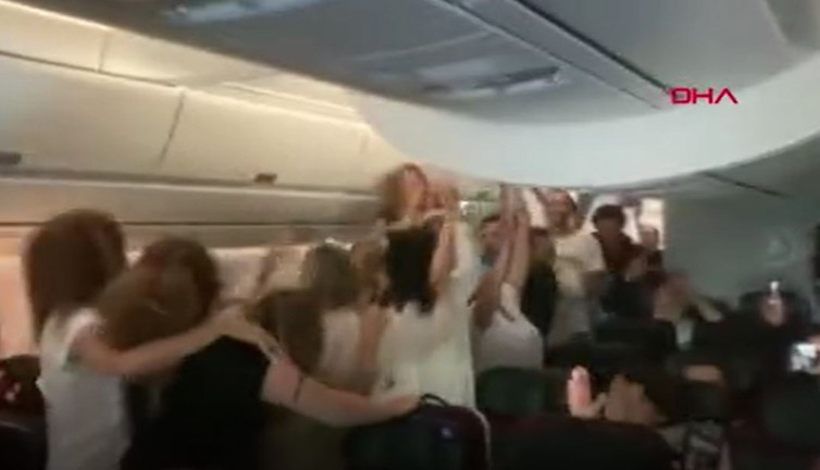 THY uçağında Arjantinliler şampiyonluğu böyle kutladı