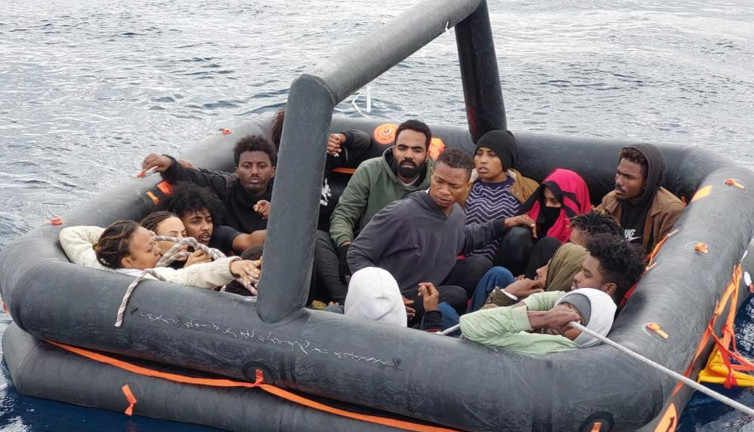 İzmir açıklarında 84 düzensiz göçmen kurtarıldı, 26 göçmen yakalandı