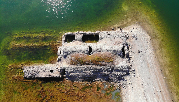 Herkes içini merak ediyor, kimse yanına gidemiyor. Yılın belli aylarında görülüyor