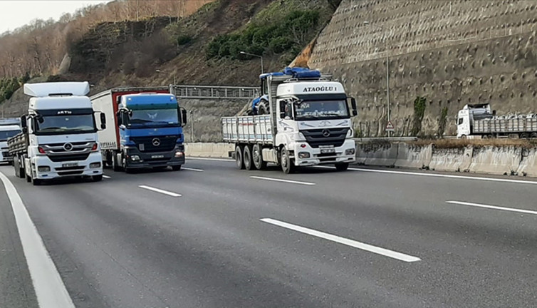 Anadolu Otoyolu'nda kurallara uymayan sürücüler polisten kaçamadı