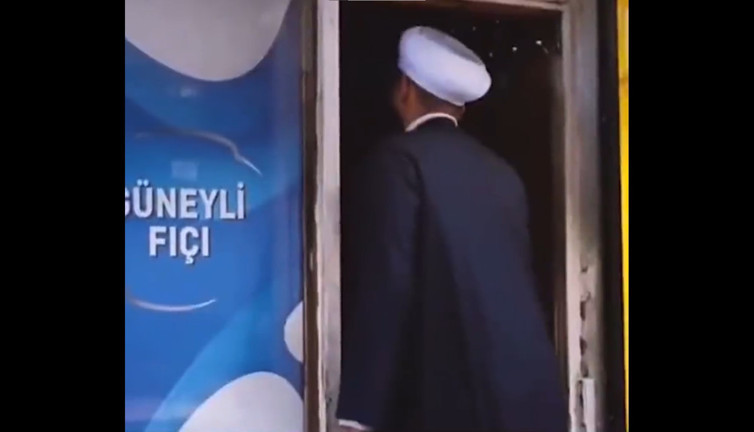 Birahaneye giden tebliğcilere bira ikram ettiler. O anlar sosyal medyada gündem oldu