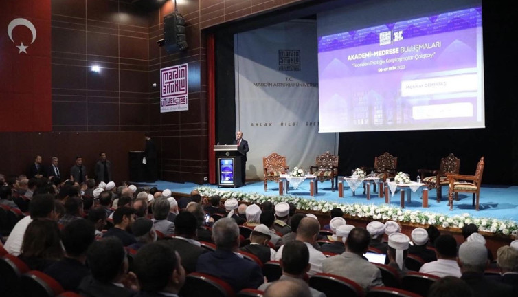 Medreselerin çalıştayına vali ve rektör katılıp konuşma yaptı. Yasadışı medreselerle de var