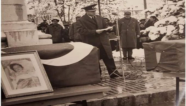 Kıbrıs'ta Rumların eşini ve 3 çocuğunu katlettiği Tabip Binbaşı'nın oğlu paylaştı. Yes be annemciler bu fotoğrafa bakın da utanın