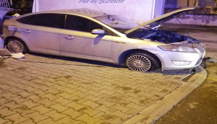 İki otomobil çarpıştı: 3 yaralı