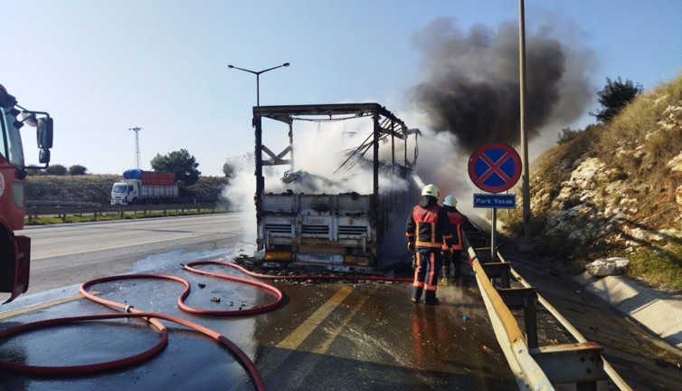 Tekstil yüklü tır alev alev yandı