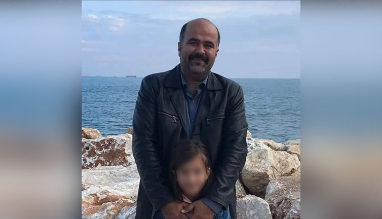 Minibüsün altında kalan öğretmen hayatını kaybetti