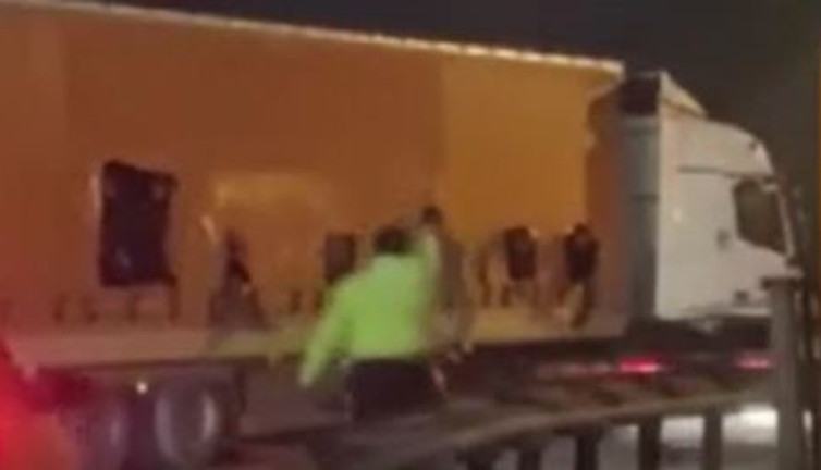 TIR'ın brandalarını yırttılar kaçamadan yakalandılar