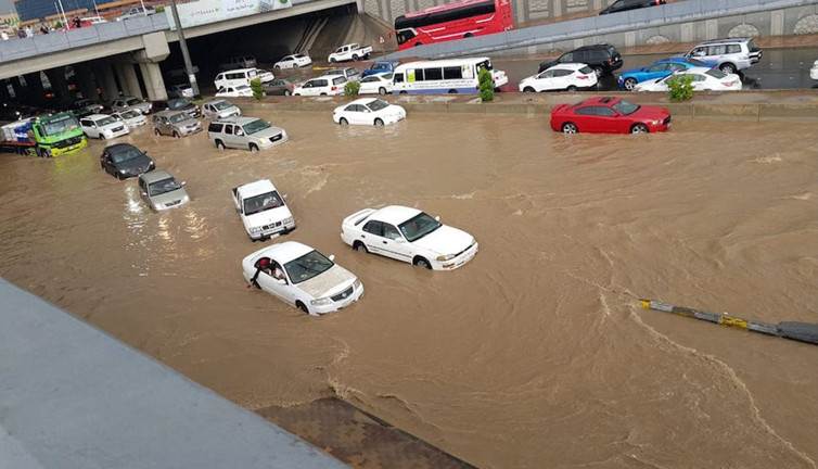 Mekke’de sel. Çok sayıda yol trafiğe kapatıldı