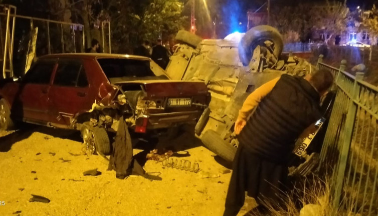 Adana'da park halindeki araca çarpan otomobil devrildi: 1 yaralı