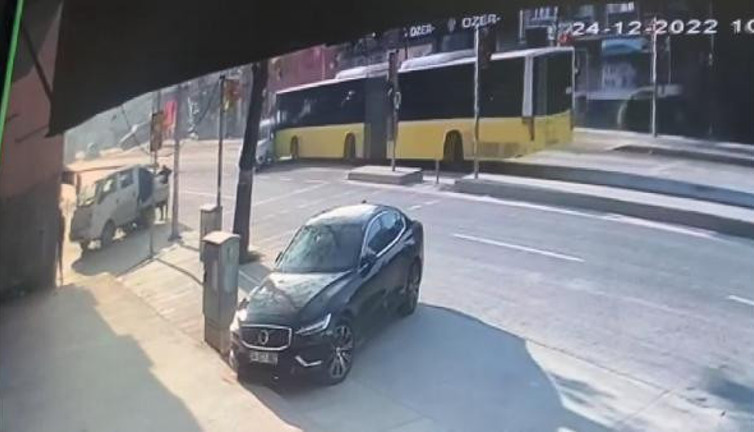 İETT otobüsü ara sokakta çıkan araca bir çarptı etrafında iki tur attırdı