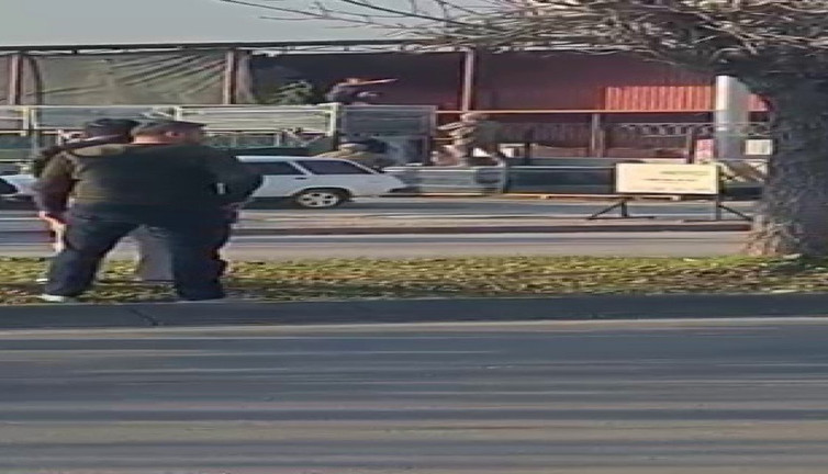 3 kişiyi tabancayla rehin aldı