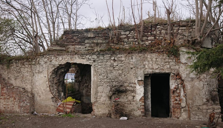 570 yıllık tarih İstanbul’un orta yerinde can çekişiyor. Her sabah kahredici manzaraya bakarak işe gidiyorlar
