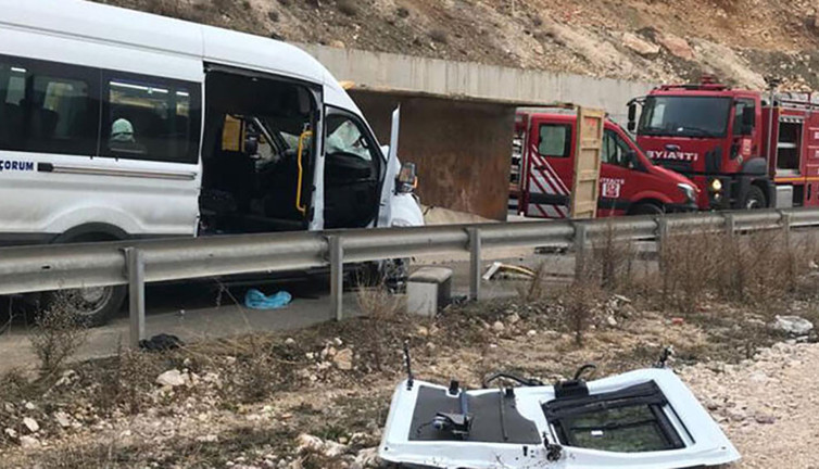 Devrilen kamyon, yolcu minibüsüne çarptı: 1 ölü, 8 yaralı