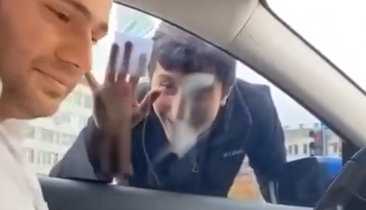 Seyyar satıcı çocuk IBAN'dan para istedi. Sonunda bu da oldu