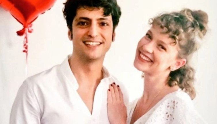 Taner Ölmez ile Ece Çeşmioğlu çifti bebeklerinin yüzünü ilk kez gösterdi