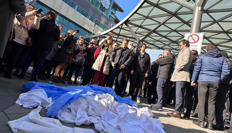 Doktorlar Fahrettin Koca'yı hastanesi önünde protesto etti