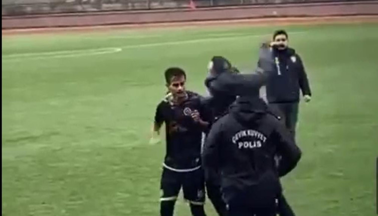 Sahaya inen kulüp başkanından rakip futbolcuya yumruklu saldırı. Bu saldırının özrü mü olur
