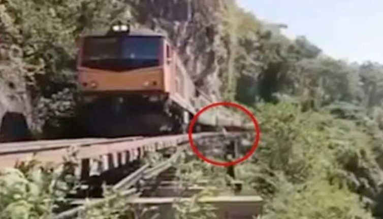 Selfie çekerken trenden düşüp öldü