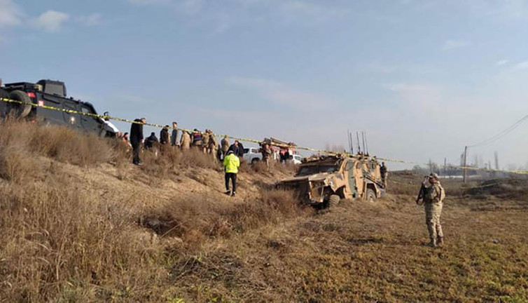 Lastiği patlayan askeri araç devrildi! Çok sayıda yaralı var