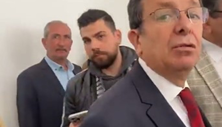 AKP'li vekilden kendisine soru sormak isteyen muhabire azar