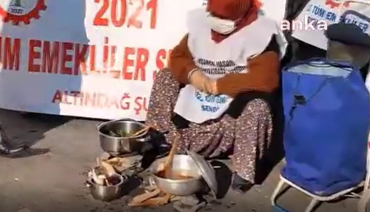 Emekliler tencerede aş değil taş kaynıyor diyerek eylem yaptı