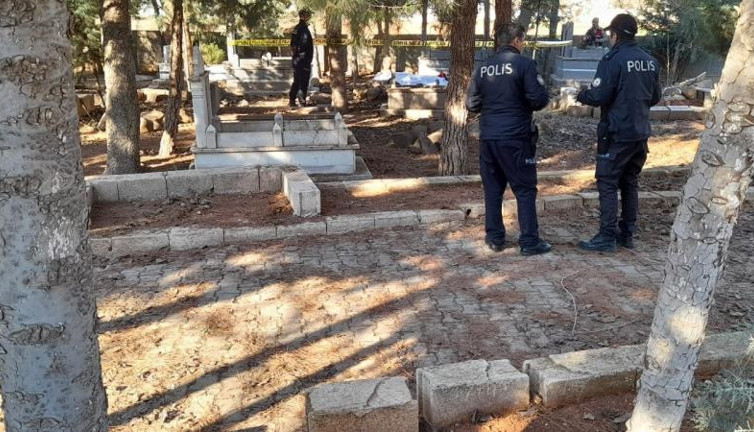 Kardeşini öldürdü mezarlıkta intihar etti